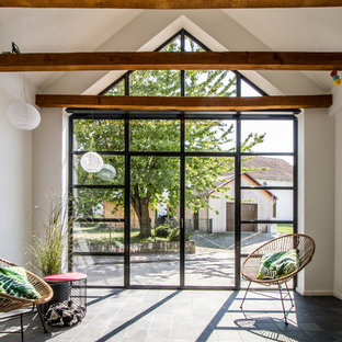 Kleiner Nordischer Wintergarten ohne Kamin mit grauem Boden und normaler Decke in München