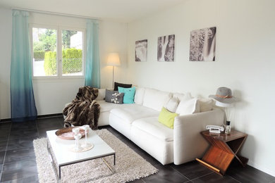 Großes, Offenes Modernes Wohnzimmer mit weißer Wandfarbe und Porzellan-Bodenfliesen in Sonstige