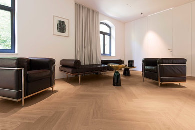 Mittelgroßes Mid-Century Wohnzimmer ohne Kamin mit weißer Wandfarbe, braunem Holzboden und beigem Boden in München