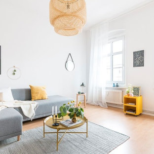 Mittelgroßes, Fernseherloses Skandinavisches Wohnzimmer ohne Kamin mit weißer Wandfarbe, Laminat und beigem Boden in Sonstige