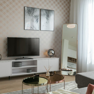 Kleines, Abgetrenntes Modernes Wohnzimmer ohne Kamin mit hellem Holzboden, freistehendem TV und beigem Boden in Berlin