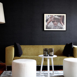 Foto de sala de estar actual, de tamaño medio, con paredes negras y suelo de madera clara
