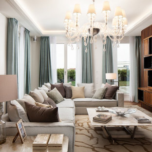 Großes, Offenes Modernes Wohnzimmer mit grauer Wandfarbe, braunem Holzboden, Wand-TV und braunem Boden in Berlin
