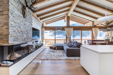 Modernes Wohnzimmer mit braunem Holzboden und braunem Boden in Sonstige