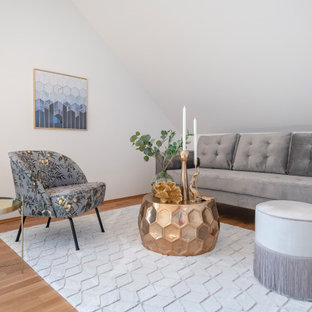 Modernes Wohnzimmer mit weißer Wandfarbe, braunem Holzboden, braunem Boden und gewölbter Decke in München