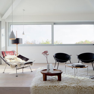 Mittelgroßes, Fernseherloses Modernes Wohnzimmer im Loft-Stil, ohne Kamin mit weißer Wandfarbe, hellem Holzboden und beigem Boden in Leipzig