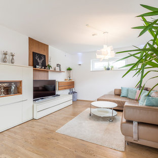 Kleines, Repräsentatives, Abgetrenntes Modernes Wohnzimmer ohne Kamin mit weißer Wandfarbe, hellem Holzboden, freistehendem TV und beigem Boden in Sonstige