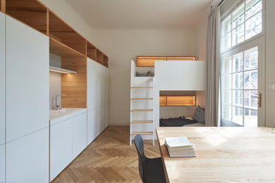 Mittelgroßes Modernes Wohnzimmer mit braunem Holzboden in München