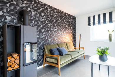 Mittelgroßes, Offenes Modernes Wohnzimmer mit weißer Wandfarbe, Keramikboden, Kaminofen, TV-Wand und grauem Boden in Hamburg