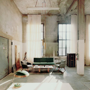 Großes, Repräsentatives, Fernseherloses Industrial Wohnzimmer ohne Kamin, im Loft-Stil mit grauer Wandfarbe, Betonboden und grauem Boden in Berlin