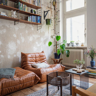 Mittelgroßes, Fernseherloses, Abgetrenntes Stilmix Wohnzimmer mit beiger Wandfarbe, braunem Holzboden und braunem Boden in Berlin