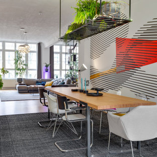 Eklektisches Wohnzimmer mit bunten Wänden, braunem Holzboden, braunem Boden und Tapetenwänden in Frankfurt am Main