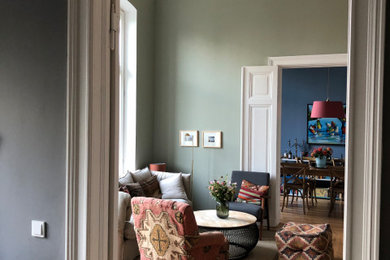 Großes, Abgetrenntes Modernes Wohnzimmer mit grauer Wandfarbe und hellem Holzboden in Sonstige