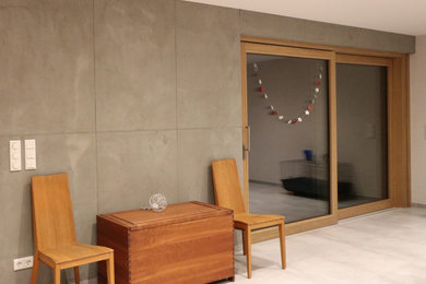 Modernes Wohnzimmer mit grauer Wandfarbe in Essen