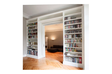Immagine di un soggiorno chic di medie dimensioni con libreria e pareti grigie