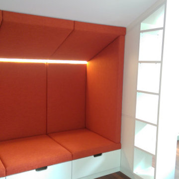 Bibliothekbereich mit Sitznische und indirekter Beleuchtung