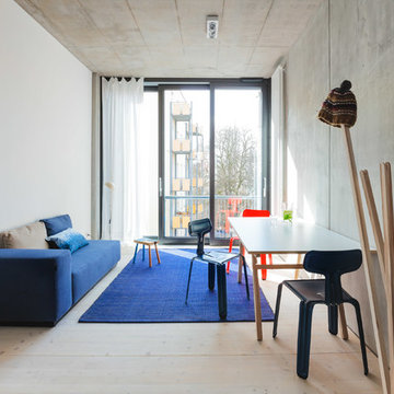 blaues Sofa im hellen Wohnzimmer - Loft Apartment Berlin-Friedrichshain