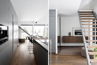 Mittelgroßes Skandinavisches Wohnzimmer mit weißer Wandfarbe, braunem Holzboden und braunem Boden in Stuttgart