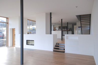 Foto di un soggiorno design con parquet chiaro