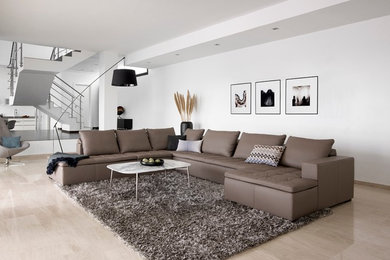 Offenes, Mittelgroßes Modernes Wohnzimmer mit weißer Wandfarbe und hellem Holzboden in Frankfurt am Main