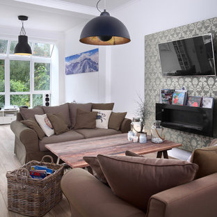 Mittelgroßes, Abgetrenntes Maritimes Wohnzimmer mit weißer Wandfarbe, hellem Holzboden, Wand-TV und beigem Boden in Bremen