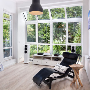 Mittelgroßes, Abgetrenntes Modernes Musikzimmer ohne Kamin mit weißer Wandfarbe, hellem Holzboden und beigem Boden in Bremen