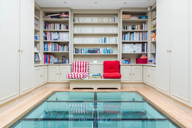 Idee per un soggiorno chic con parquet chiaro e libreria