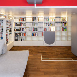 Offene Moderne Bibliothek mit weißer Wandfarbe, braunem Holzboden und braunem Boden in Sonstige