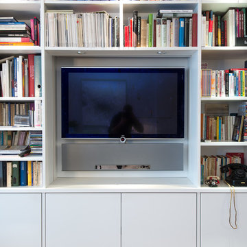 Bücherschrankwand mit TV-Hub
