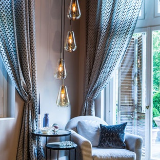 Modernes Wohnzimmer mit beiger Wandfarbe, braunem Holzboden und braunem Boden in Hamburg