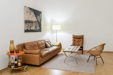 Mittelgroßes, Repräsentatives, Abgetrenntes Mid-Century Wohnzimmer mit beiger Wandfarbe, hellem Holzboden und braunem Boden in Köln
