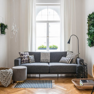 Repräsentatives, Abgetrenntes, Geräumiges Nordisches Wohnzimmer ohne Kamin mit weißer Wandfarbe, hellem Holzboden und beigem Boden in München