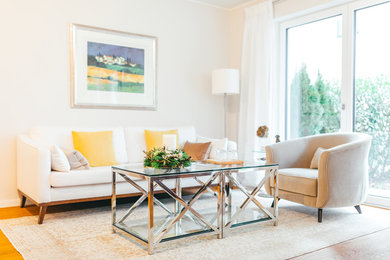 Imagen de sala de estar clásica pequeña sin chimenea con paredes beige, suelo de madera en tonos medios y suelo beige