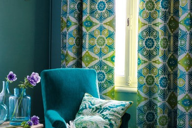 Immagine di un soggiorno design con pareti verdi e pavimento in legno verniciato