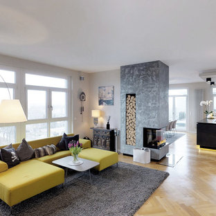 Großes, Repräsentatives Modernes Wohnzimmer im Loft-Stil mit beiger Wandfarbe, Tunnelkamin, Wand-TV, beigem Boden und hellem Holzboden in Nürnberg