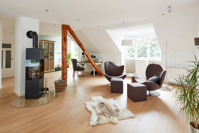 Immagine di un soggiorno scandinavo aperto e di medie dimensioni con sala formale, pareti bianche, parquet chiaro, pavimento beige, stufa a legna e nessuna TV