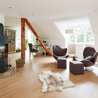 Repräsentatives, Offenes, Mittelgroßes, Fernseherloses Skandinavisches Wohnzimmer mit weißer Wandfarbe, hellem Holzboden, beigem Boden und Kaminofen in Bremen
