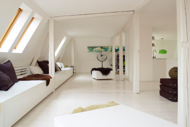 Foto de salón abierto actual grande con paredes blancas, suelo de madera clara y suelo blanco