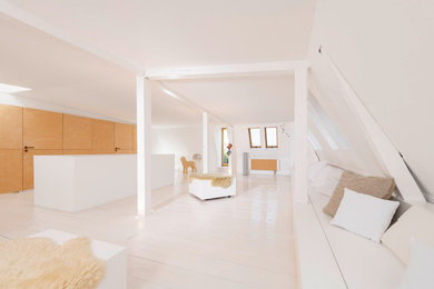 Modelo de salón abierto contemporáneo grande con paredes blancas, suelo de madera clara, suelo blanco y vigas vistas