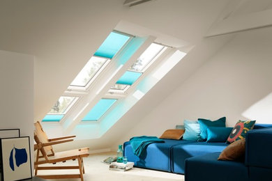 Mittelgroßes, Fernseherloses, Abgetrenntes Modernes Wohnzimmer ohne Kamin mit weißer Wandfarbe, hellem Holzboden und beigem Boden in Düsseldorf