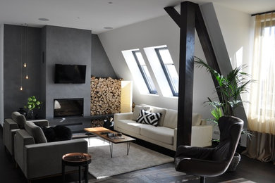 Mittelgroßes, Offenes Modernes Wohnzimmer mit weißer Wandfarbe, dunklem Holzboden, Kaminofen, verputzter Kaminumrandung, TV-Wand und braunem Boden in Berlin