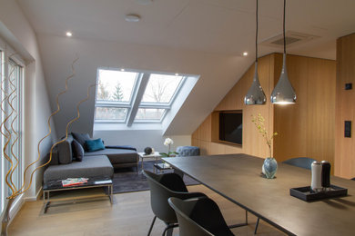 Kleines Modernes Wohnzimmer mit weißer Wandfarbe, braunem Holzboden und beigem Boden in Stuttgart