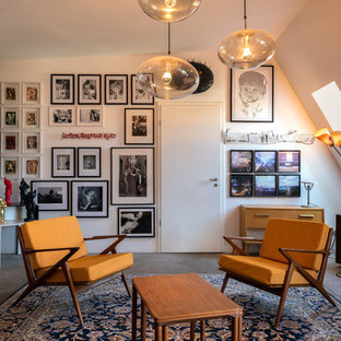 Eklektisches Wohnzimmer mit weißer Wandfarbe, Betonboden und grauem Boden in Berlin