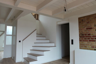 Mittelgroßes, Fernseherloses, Offenes Klassisches Wohnzimmer ohne Kamin mit weißer Wandfarbe, hellem Holzboden und beigem Boden in Berlin