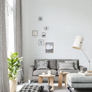 Kleines, Fernseherloses, Abgetrenntes Skandinavisches Wohnzimmer ohne Kamin mit weißer Wandfarbe, gebeiztem Holzboden und weißem Boden in Sonstige