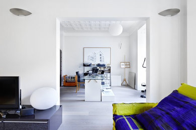 Großes, Repräsentatives, Offenes Modernes Wohnzimmer mit dunklem Holzboden und freistehendem TV in Stuttgart
