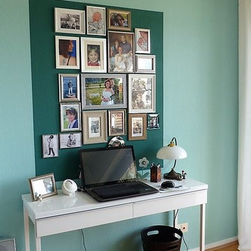 Der Schreibtisch steht jetzt an der linken Wand, darüber der gleiche Farbspiegel