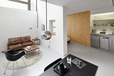 На фото: открытая гостиная комната в современном стиле с белыми стенами с