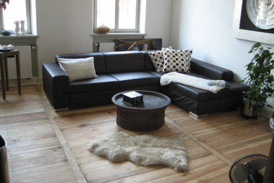 Mittelgroßes Modernes Wohnzimmer mit weißer Wandfarbe, gebeiztem Holzboden und braunem Boden in Nürnberg