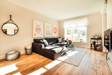 Großes, Offenes Modernes Wohnzimmer ohne Kamin mit Hausbar, rosa Wandfarbe, hellem Holzboden, TV-Wand und braunem Boden in Hamburg
